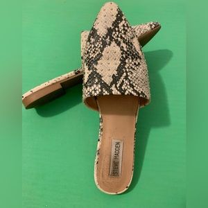Steve Madden 8.5 Reptile Print Slides